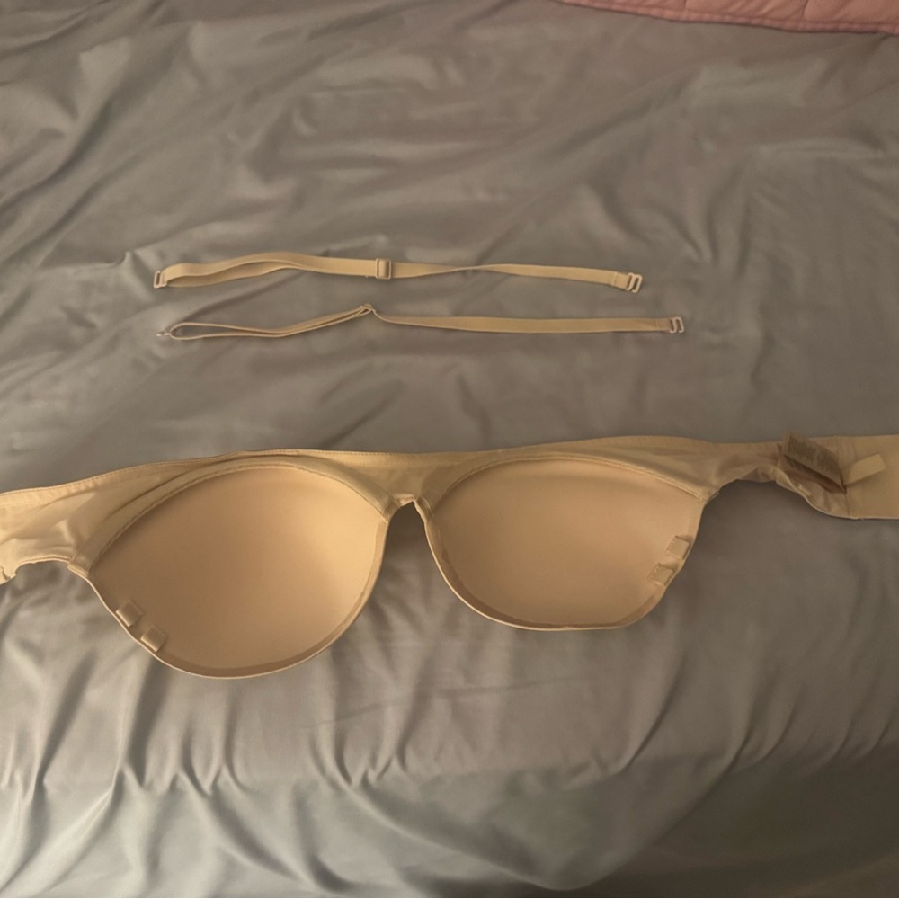 SKIMS Cream Convertible Strapless Bra - Picture 2 of 5